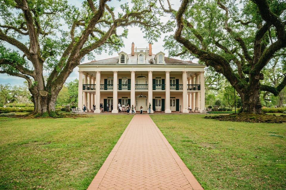 Book your New Orleans: Oak Alley Plantation and Swamp Cruise Day Trip Experience Today. Discover some of the top rated New Orleans Tours with CitizensFor1GreaterNewOrleans.com.